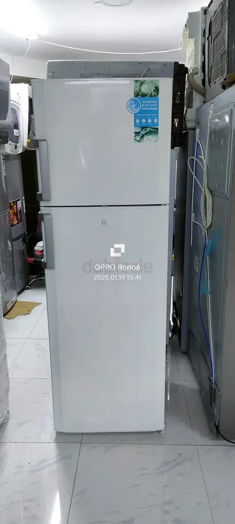 EXCELLENT CONDITION REFRIGERATOR FOR SALE