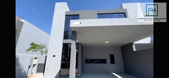Luxurious 4-Bedroom Townhouse in Robinia,2.6M freehold mortgage &amp; cash