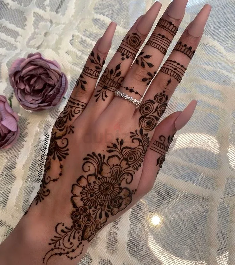 Henna artist63221351608067112