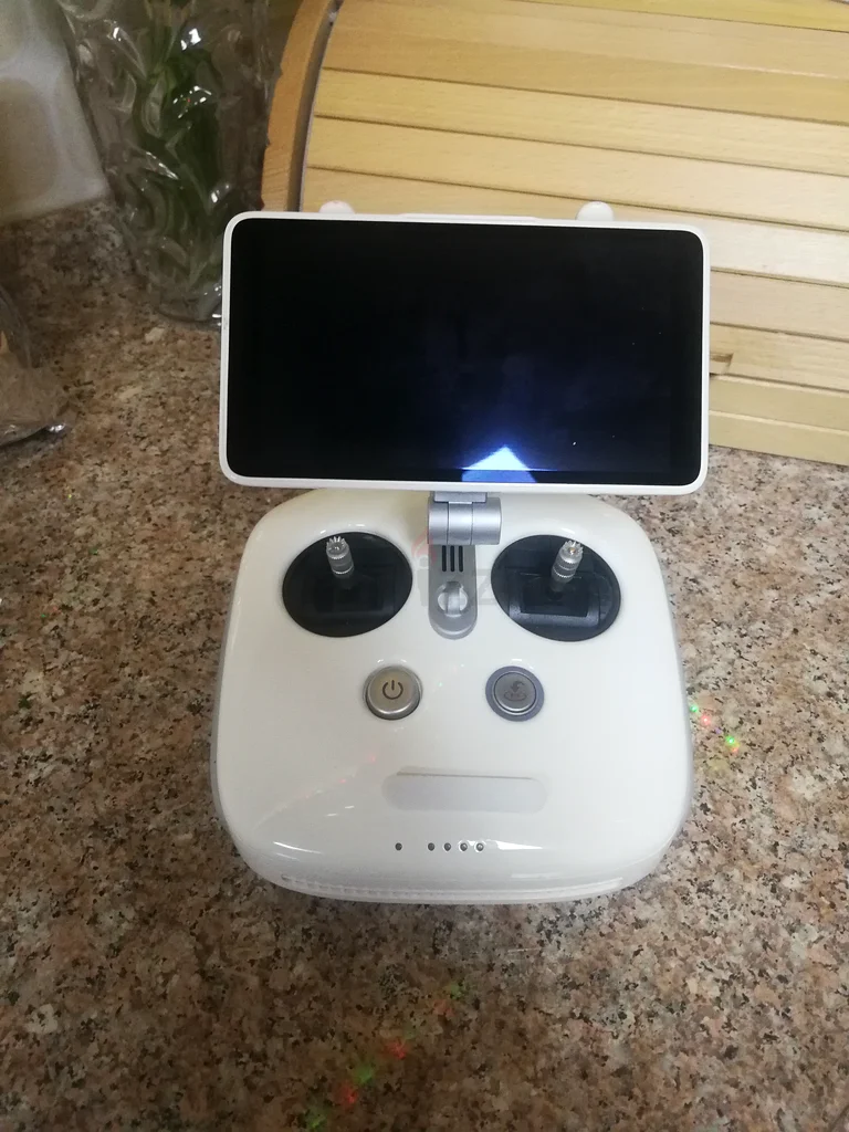 جهاز تحكم عن بعد من DJI بشاشة لهوائي طيران فينيكس 4 برو - أبيض  
الطراز: GL300K63173149168898111