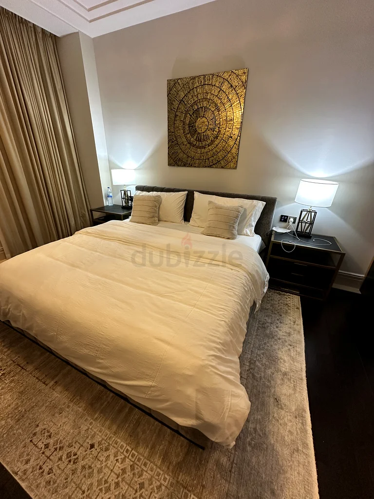 طقم سرير فاخر بحجم سوبر كينج مع أسرّة أنيقة!63179864451969111