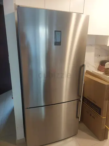 Modern Stainless Steel Siemens iQ700 bottom Freezer Refrigerator - Like New!