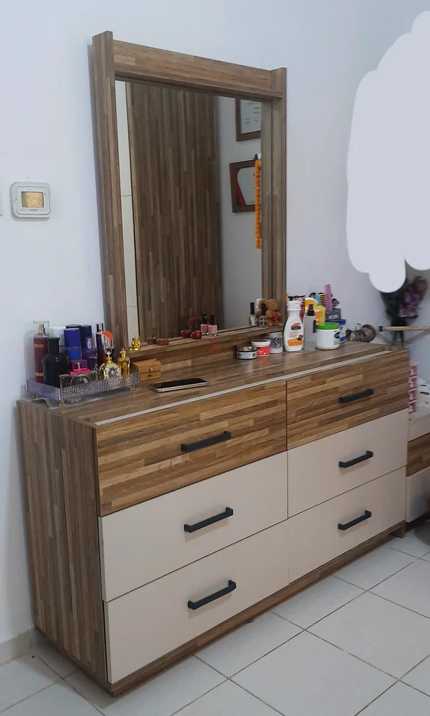 Dressing Table with Mirror at throwaway price63220831233922111