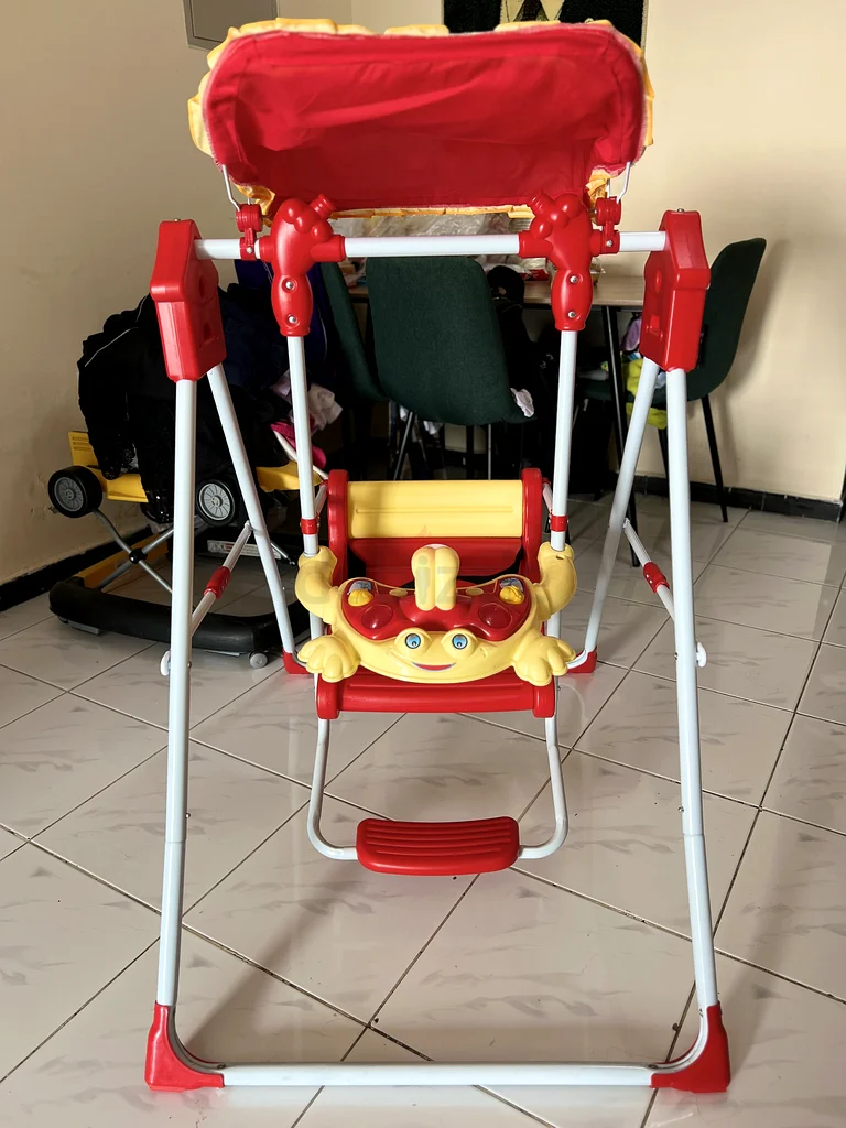 أرجوحة طفل نابضة بالحياة لمتعة واسترخاء!63204858253571112