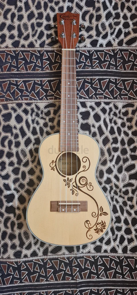 غيتار صغير جميل بصري مع علبة للبيع!63229683281667111
