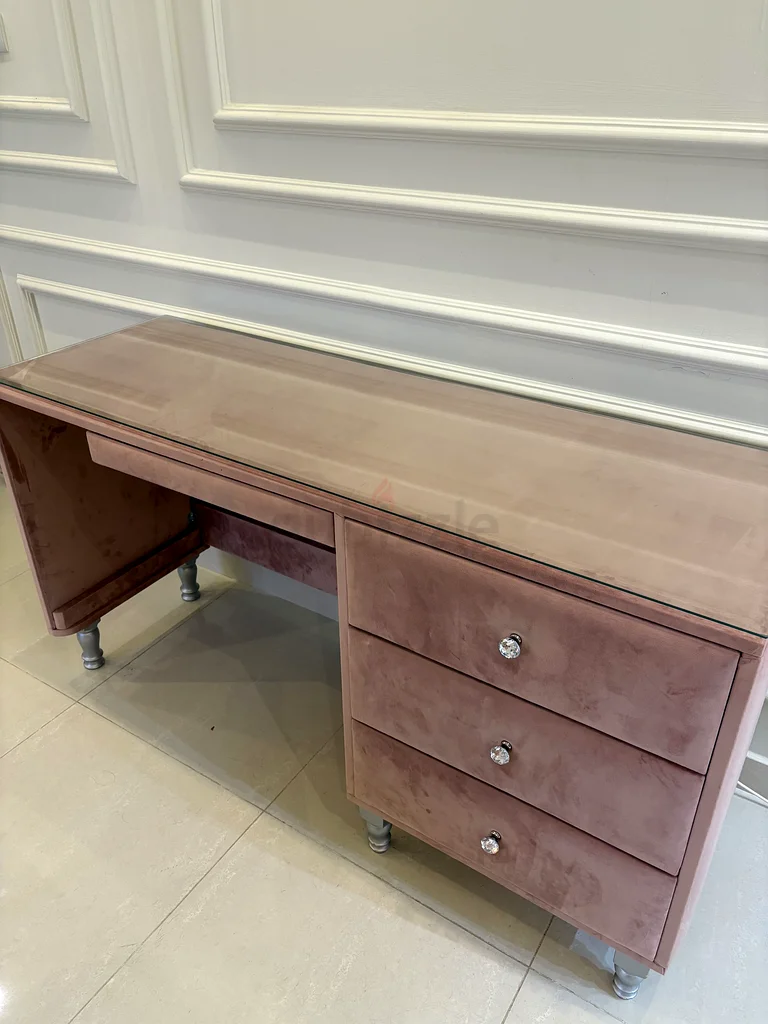 table with the chair63219827050370112