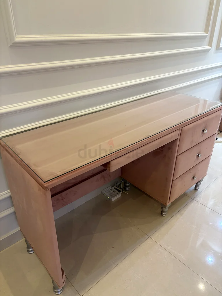 table with the chair63219827050370111