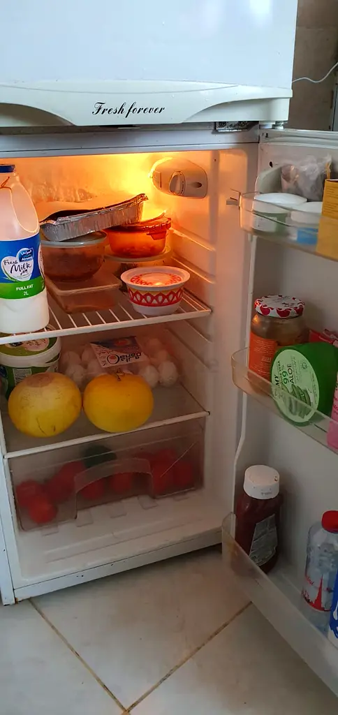 ثلاجة صغيرة متوفرة