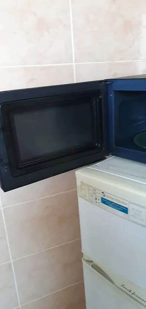 فرن الميكروويف متاح للبيع