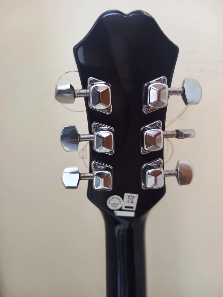 Epiphone guitar in excellent condition ready to grab63202194088194111