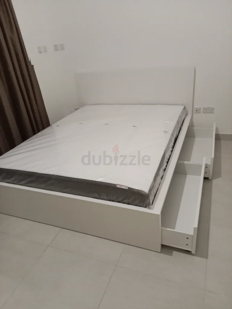 إيكيا مالم هيكل سرير مقاس كينج مع مرتبة ودرجين تخزينيين تحت السرير للبيع628647079956511111