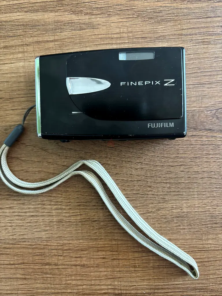 كاميرا فوجيفيلم فاينبايكس Z20fd الرقمية بدقة 10 ميجابكسل