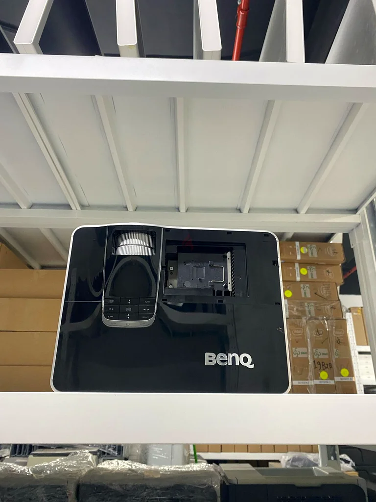جهاز عرض BenQ SH910 | سطوع 4000 لومن ANSI، دقة Full HD 1080p، تباين 3000:1، مكبرات صوت 10 واط SRS63264093066371112