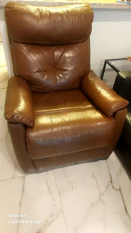 Luxurious Brown Leather Recliner Chair - Perfect for Your Living Space