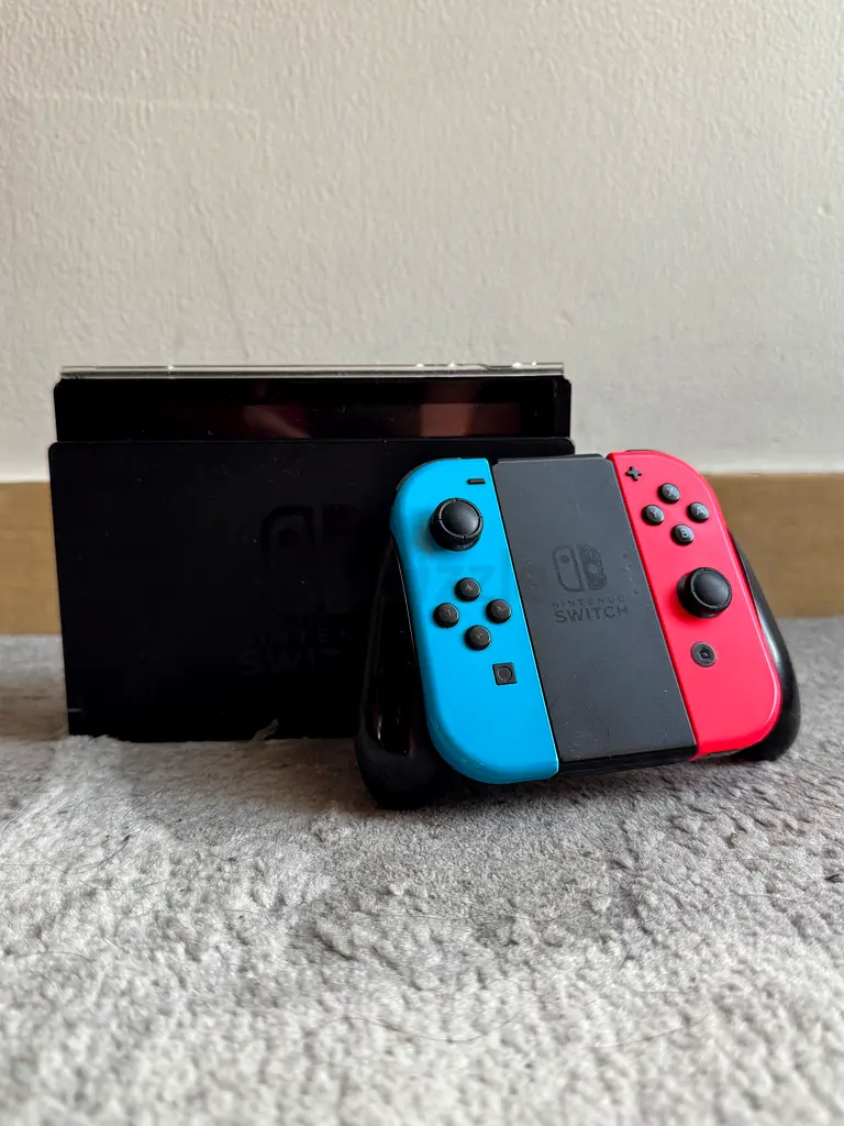 Nintendo switch console with original accessories63229309586435113