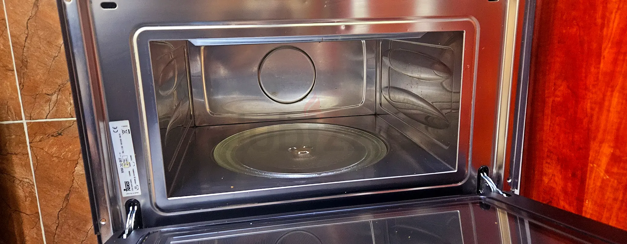 Sleek Stainless Steel Microwave Oven - Excellent Condition!