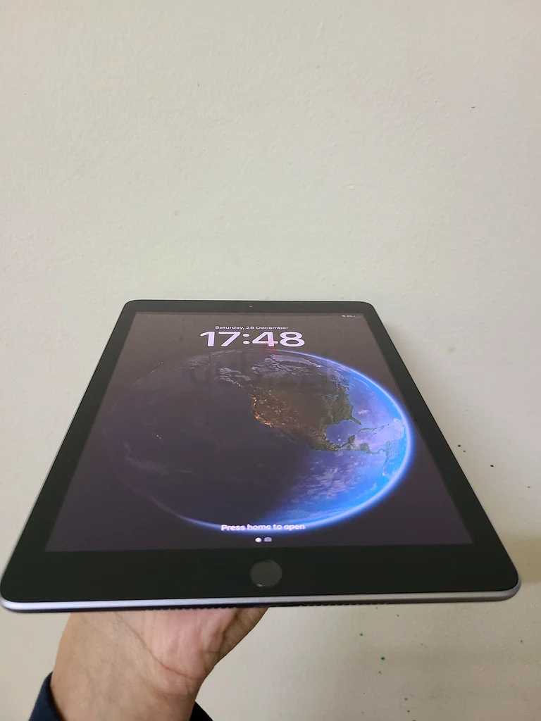 iPad 6th Gen - 128 GB in Excellent Condition63214896748033112