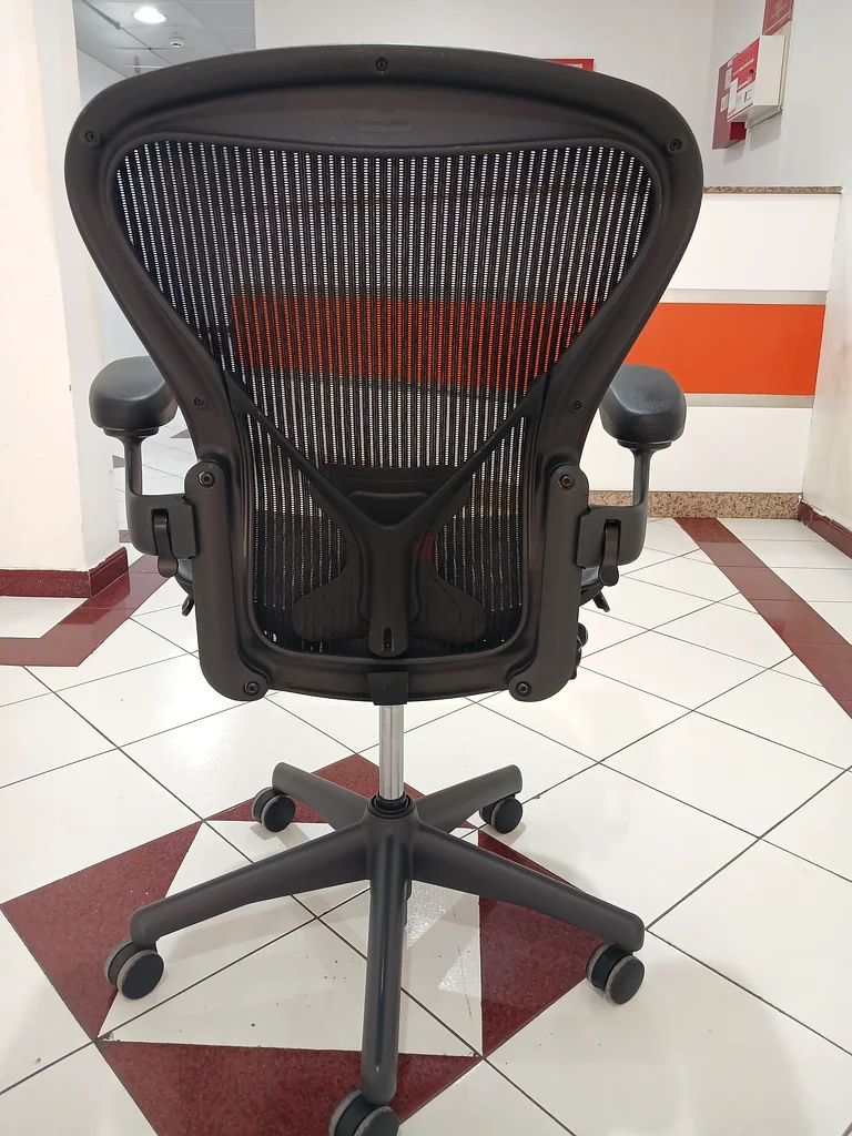 تُباع كراسي هيرمان ميلر المريحة من نوع Aeron بالحجم B وC لراحة قصوى وموضعية مناسبة63179862091779111
