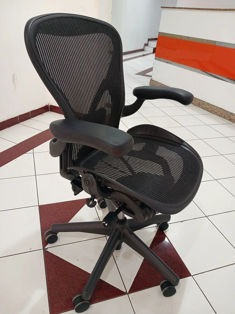 تُباع كراسي هيرمان ميلر المريحة من نوع Aeron بالحجم B وC لراحة قصوى وموضعية مناسبة63179862091779112