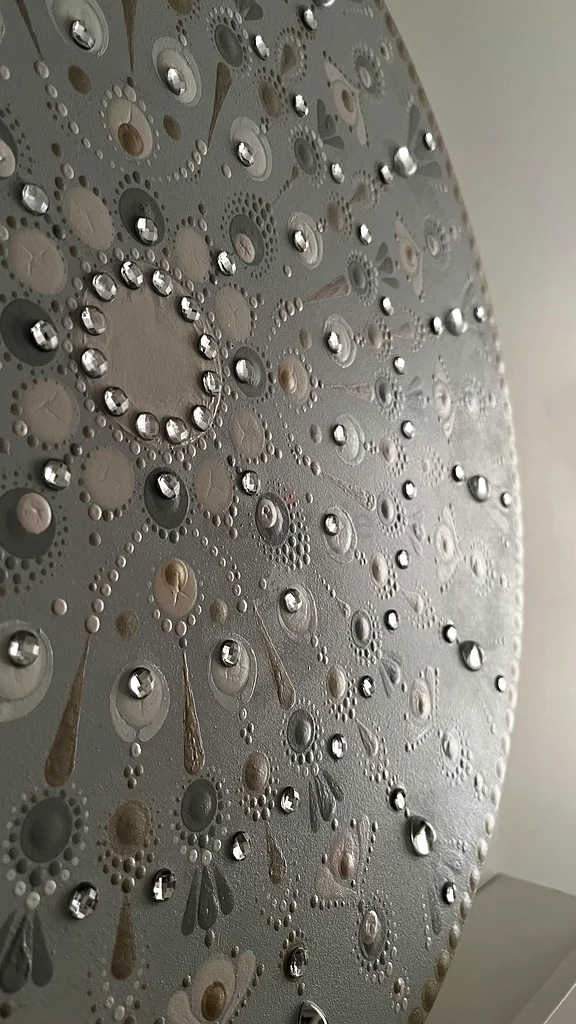 Elegant Decorative Round Tray with Intricate Design63183732265475111