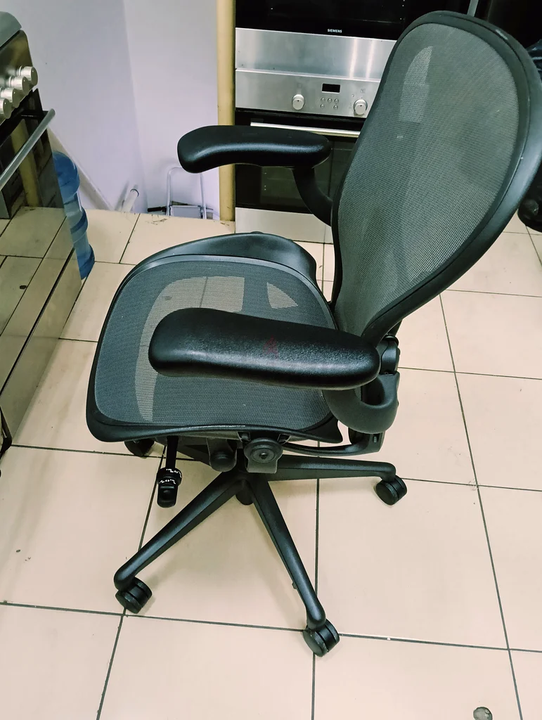 أنا أبيع كرسي هيرمان ميلر مجدد بحجم C. اللون أسود63186263087362112