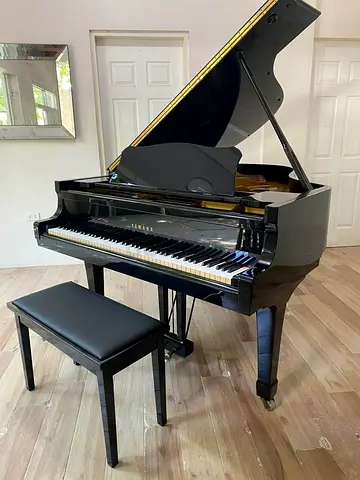 YAMAHA G3 GRAND – Black. Brilliant. Built to Last.