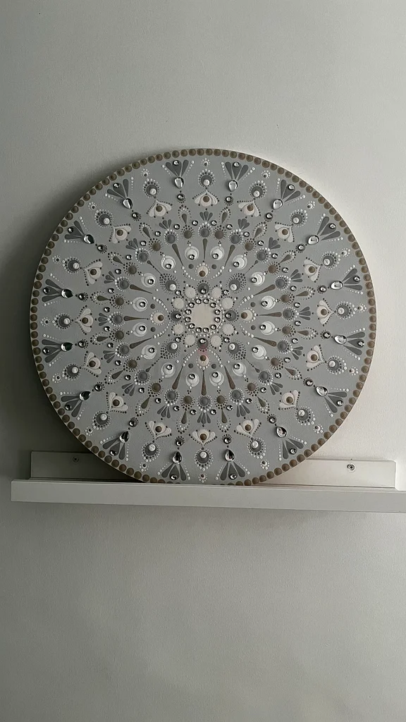 Elegant Decorative Round Tray with Intricate Design63183732265475113