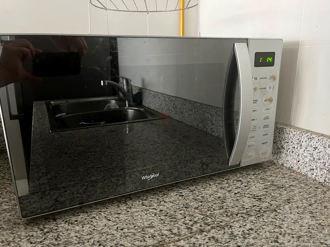 Microwave oven Whirlpool for sale almost new