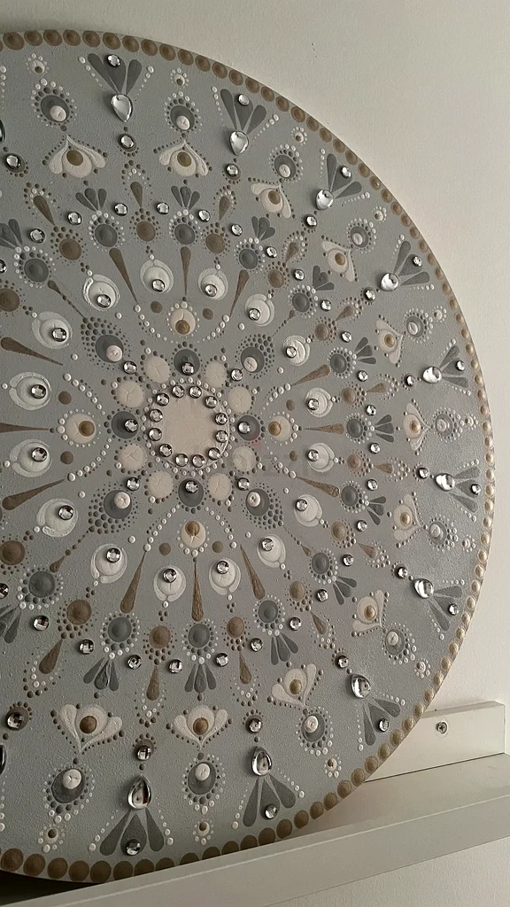 Elegant Decorative Round Tray with Intricate Design63183732265475114
