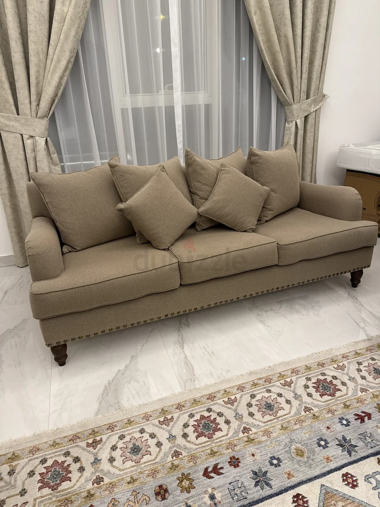 أريكة مبطنة بلون البيج الفاخر مع وسائد62864708123778111