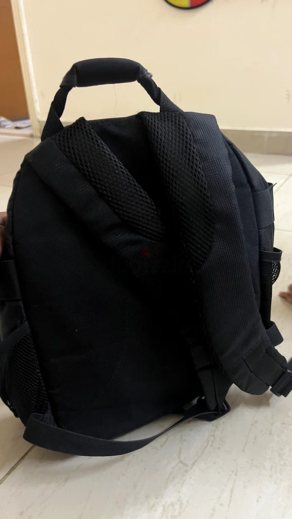 حقيبة كاميرا سوداء أنيقة وعصرية للبيع!63239605546883113