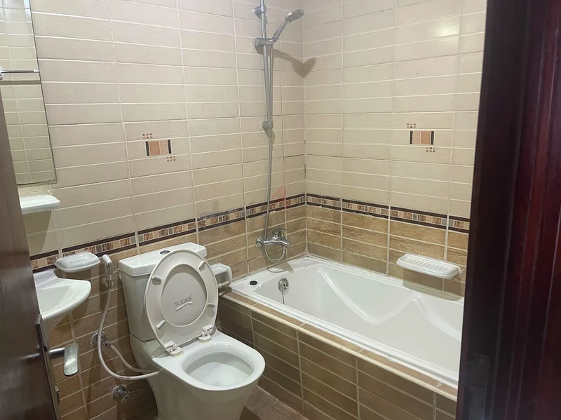 “All-Inclusive 3-Person Room with Sheikh Zayed Road Views – Live Near the Metro!”63797914057987113
