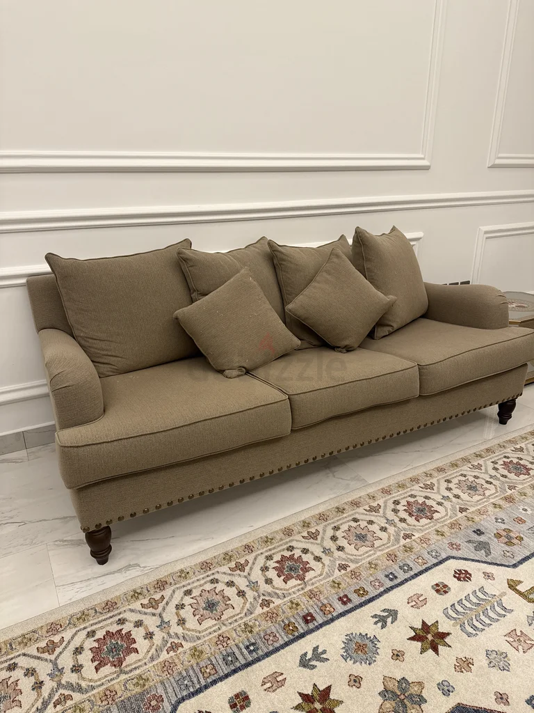 أريكة مبطنة بلون البيج الفاخر مع وسائد628647081237781126