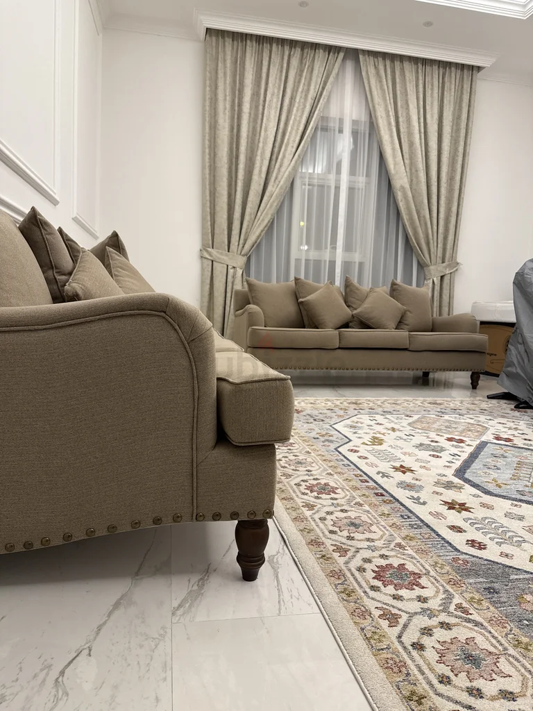 أريكة مبطنة بلون البيج الفاخر مع وسائد62864708123778113
