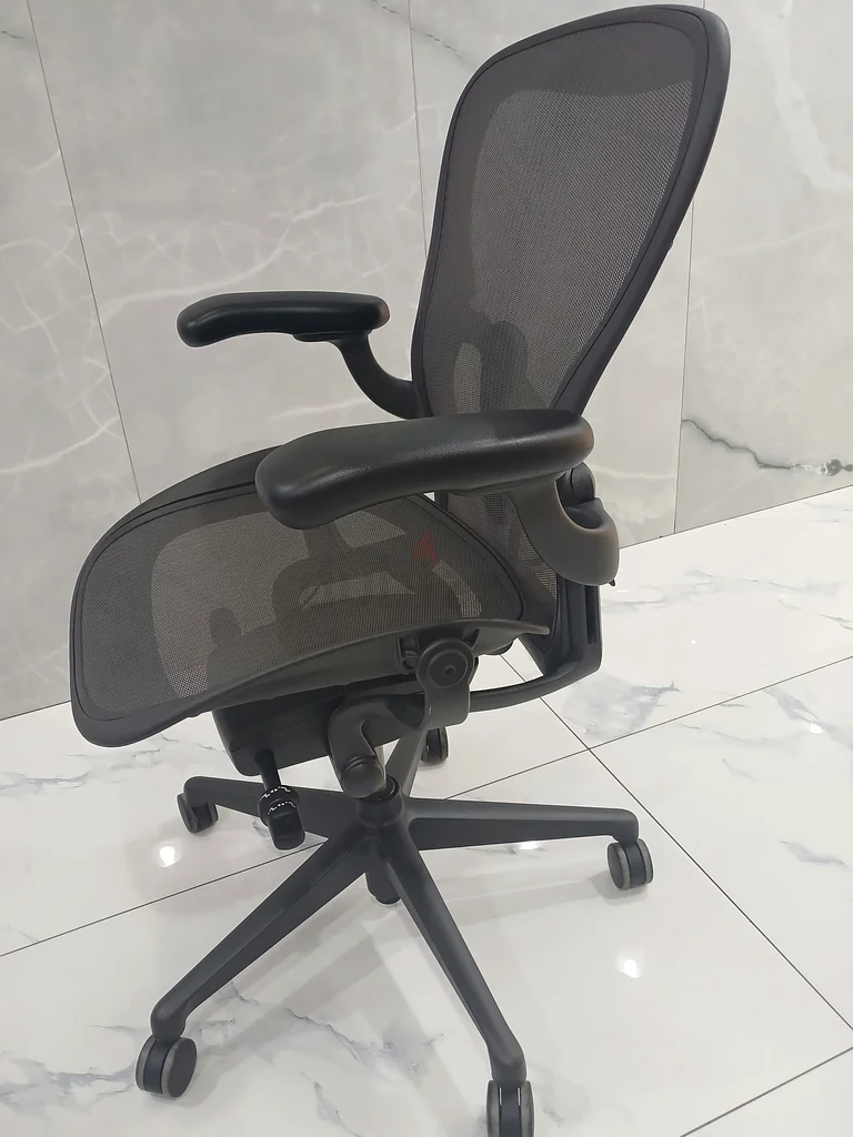 Selling For Herman Miller Aeron Remastered Chair Size C Fully Loaded Available63179388304257112