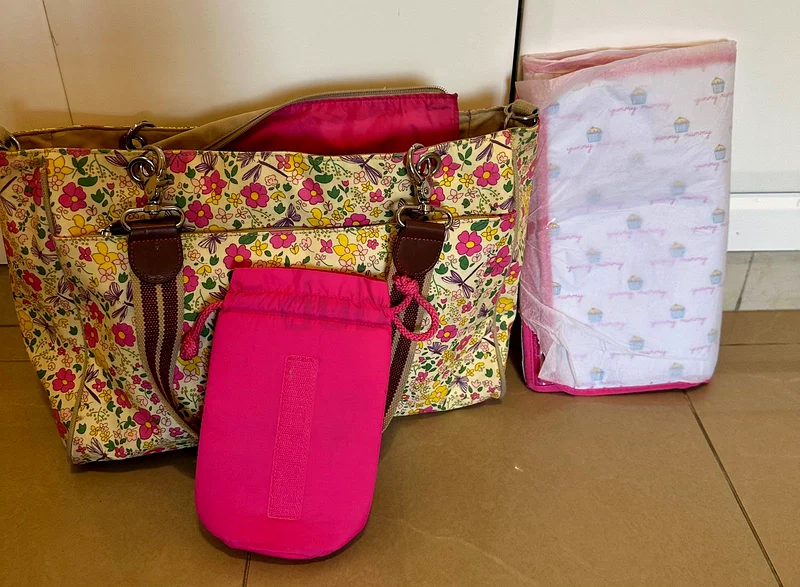 Stylish floral Diaper Bag with Changing Mat - Perfect for Moms on the Go!629296591320341116