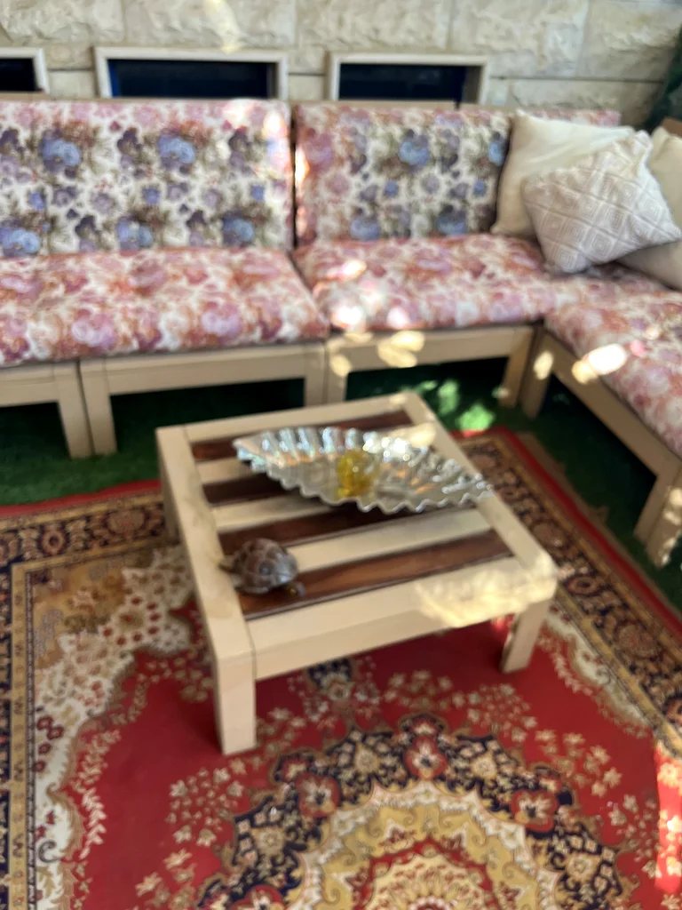 أريكة حديقة بحالة جيدة63218314480514112