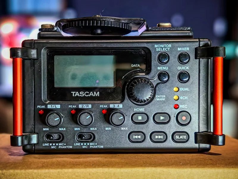 مسجل صوتي محمول من TASCAM بـ 4 قنوات لصانعي أفلام DSLR - مسجل صوتي مثالي للمبدعين!63206383807361114