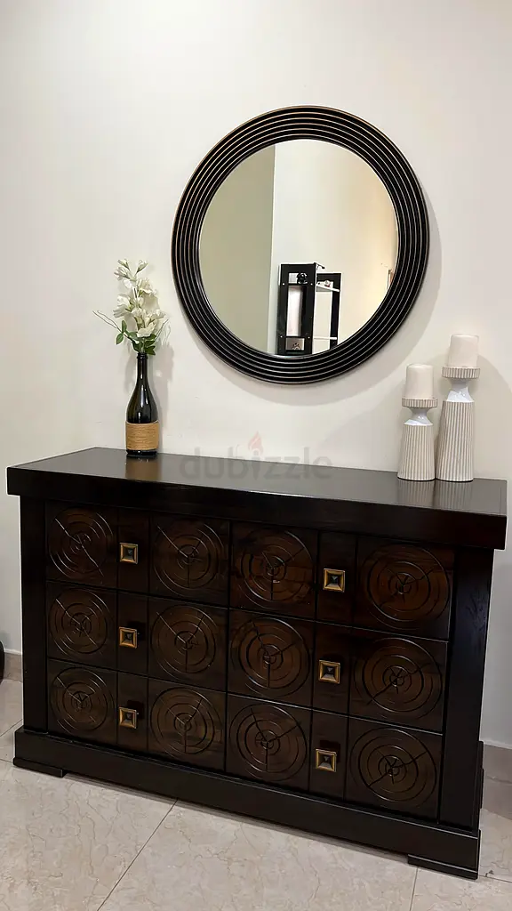 Elegante consola de estilo vintage con espejo