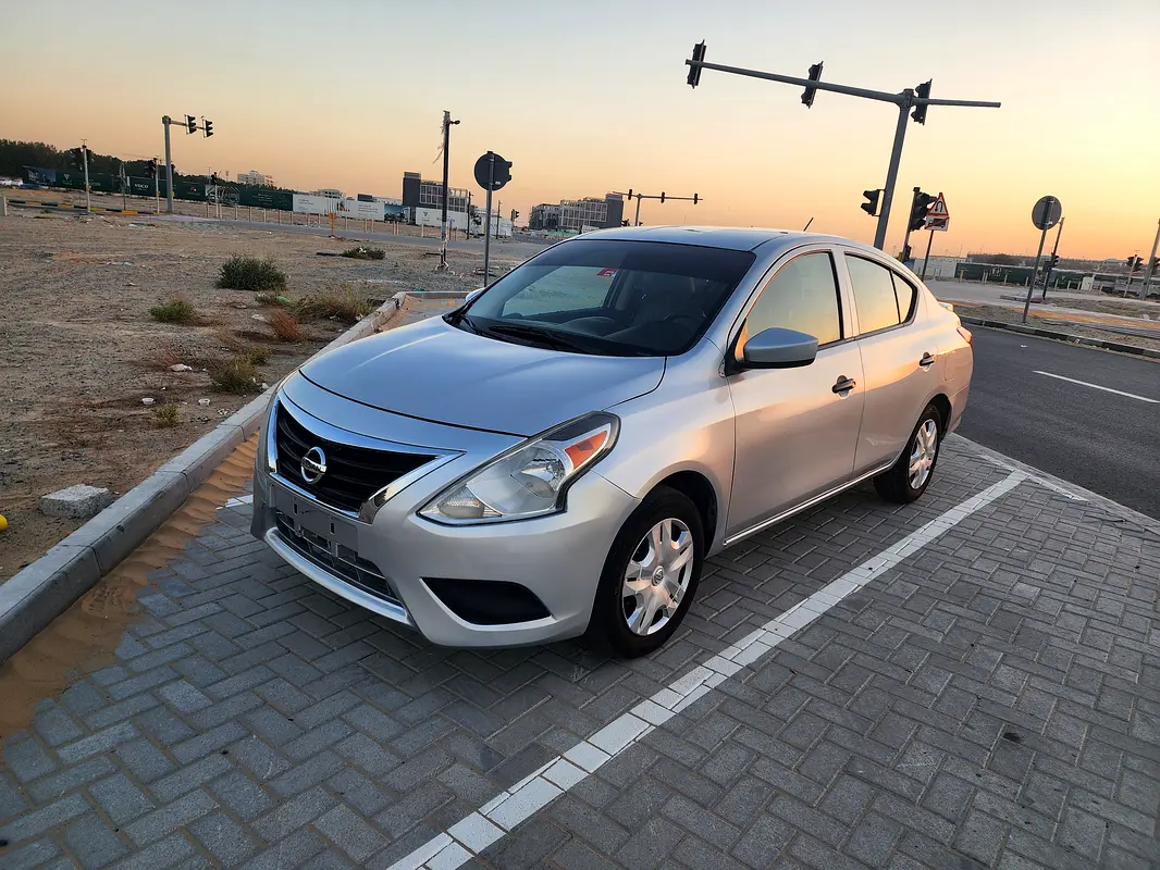 Nissan Versa 2018 — photo 1 of 12