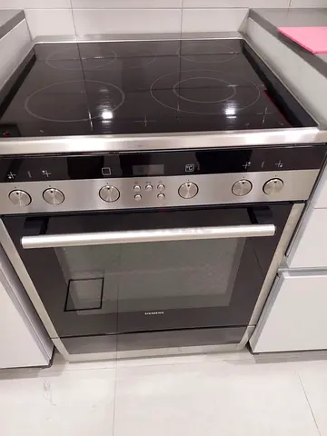 Siemens Eletiric Stove Four eletiric houb Display model