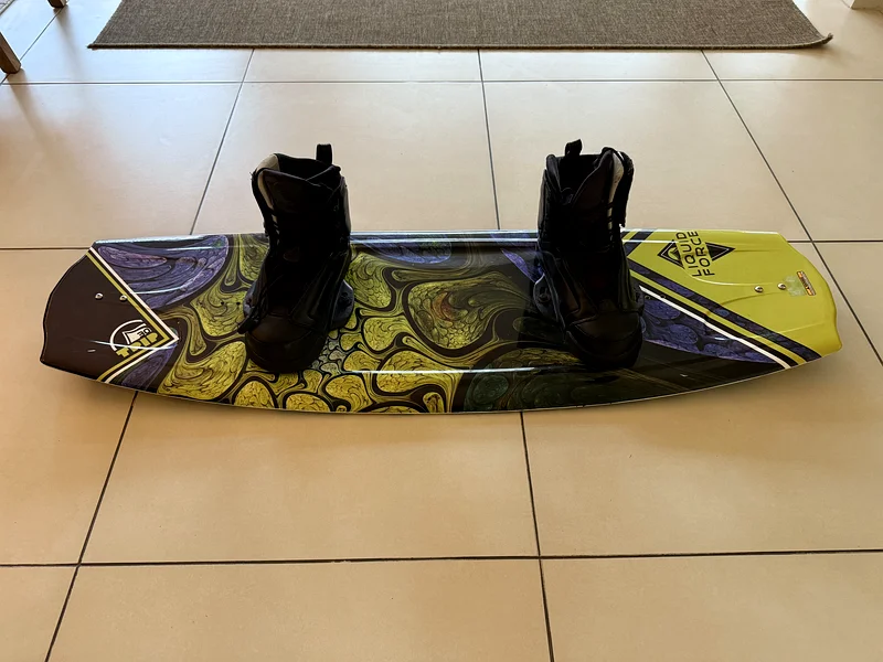 Liquid Force Wakeboard: Binding size UK 9-11 - 130.3x41.cm63244214603905112
