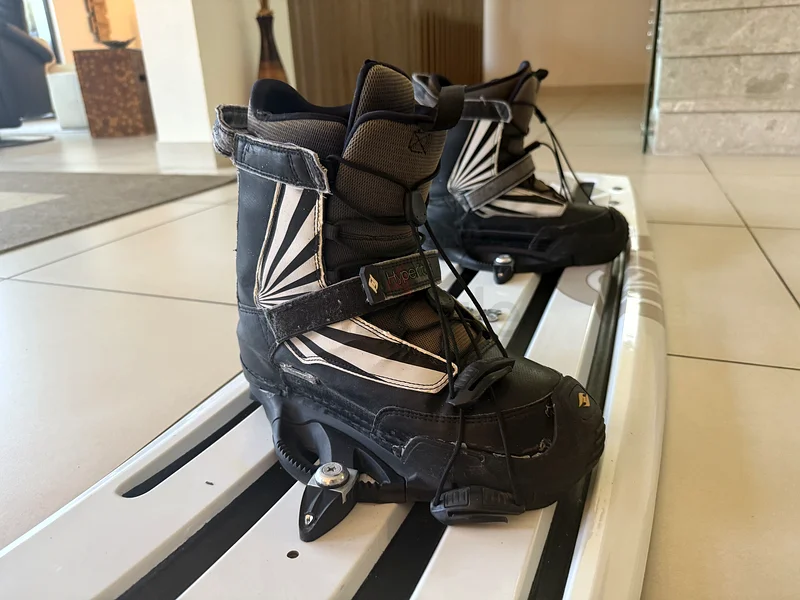 Hyperlite Wakeboard: 9-11 Bindings -  42x141cm63244214597379112