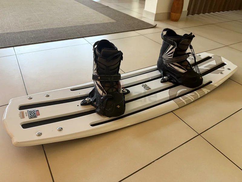 Hyperlite Wakeboard: 9-11 Bindings -  42x141cm632442145973791113