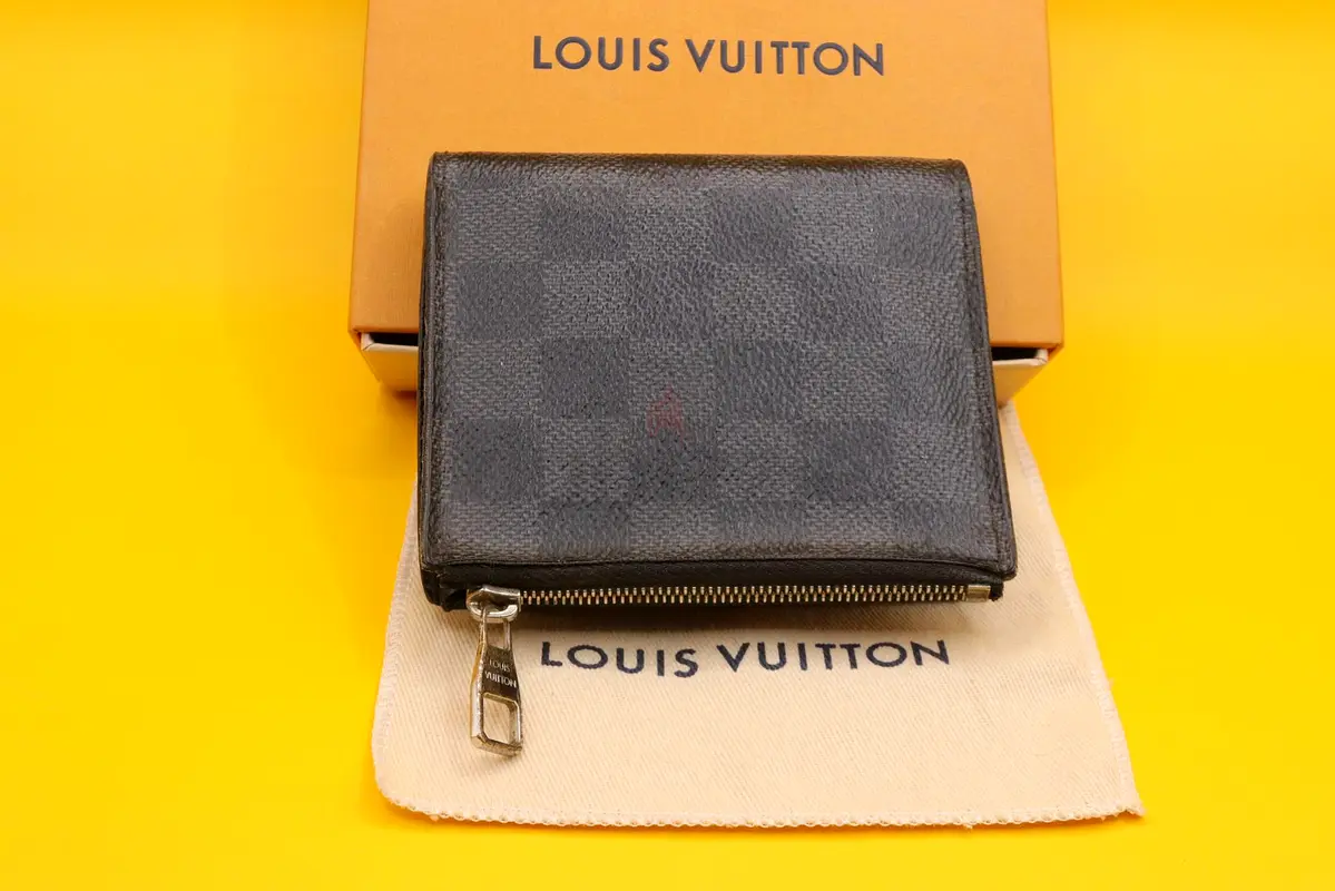 Fixed price its already cheap Original Louis Vuitton Zipped Wallet in Excellent Condition
