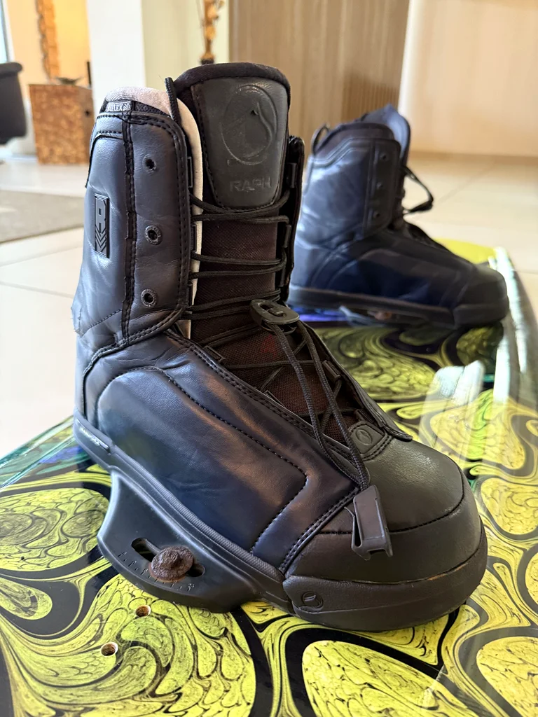 Liquid Force Wakeboard: Binding size UK 9-11 - 130.3x41.cm63244214603905111