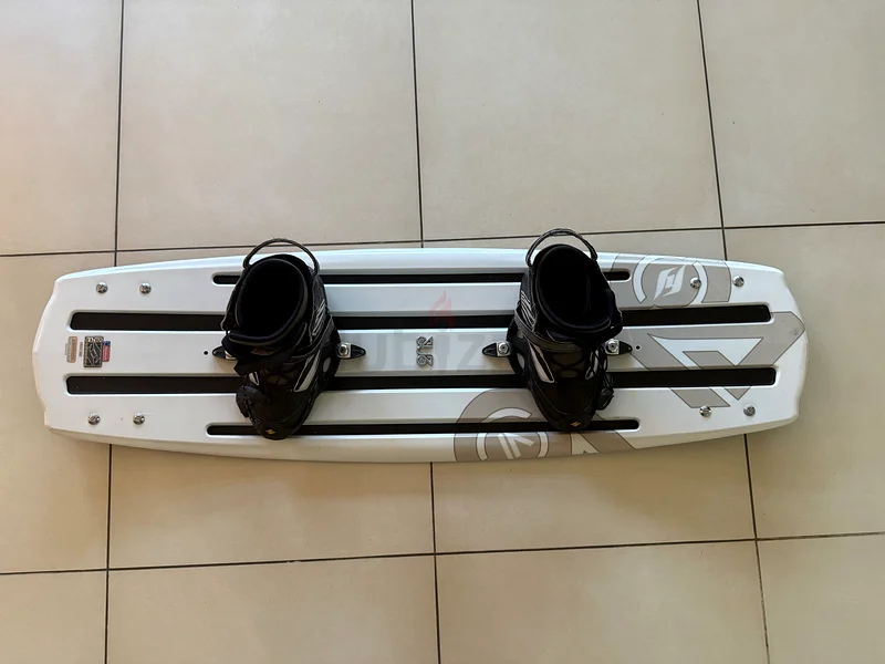 Hyperlite Wakeboard: 9-11 Bindings -  42x141cm63244214597379113