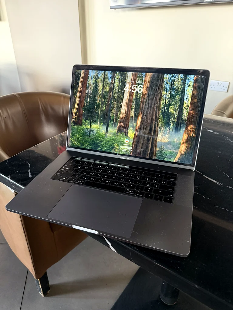 Sleek MacBook: Perfect for Work and Play!63256603727362111