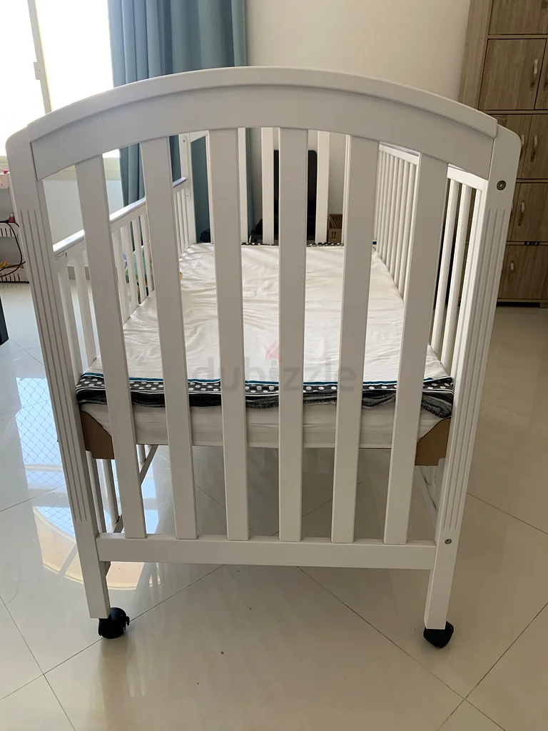 Almost new Stylish Juniors Capri Wooden Crib for Your Baby63206878108035111