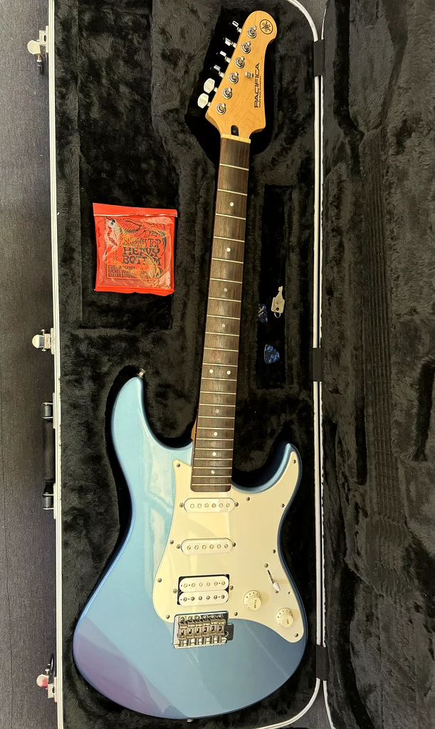 Yamaha Electric Guitar with Gator Hardcase and accessories63174804385027111